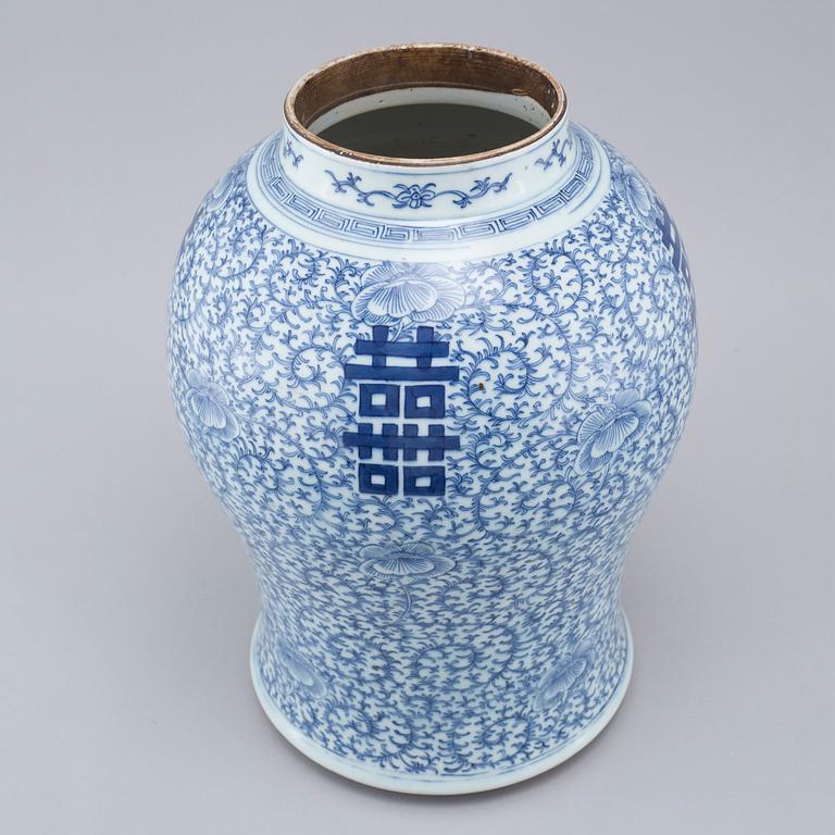 A blue and white vase with lid, 19th century.