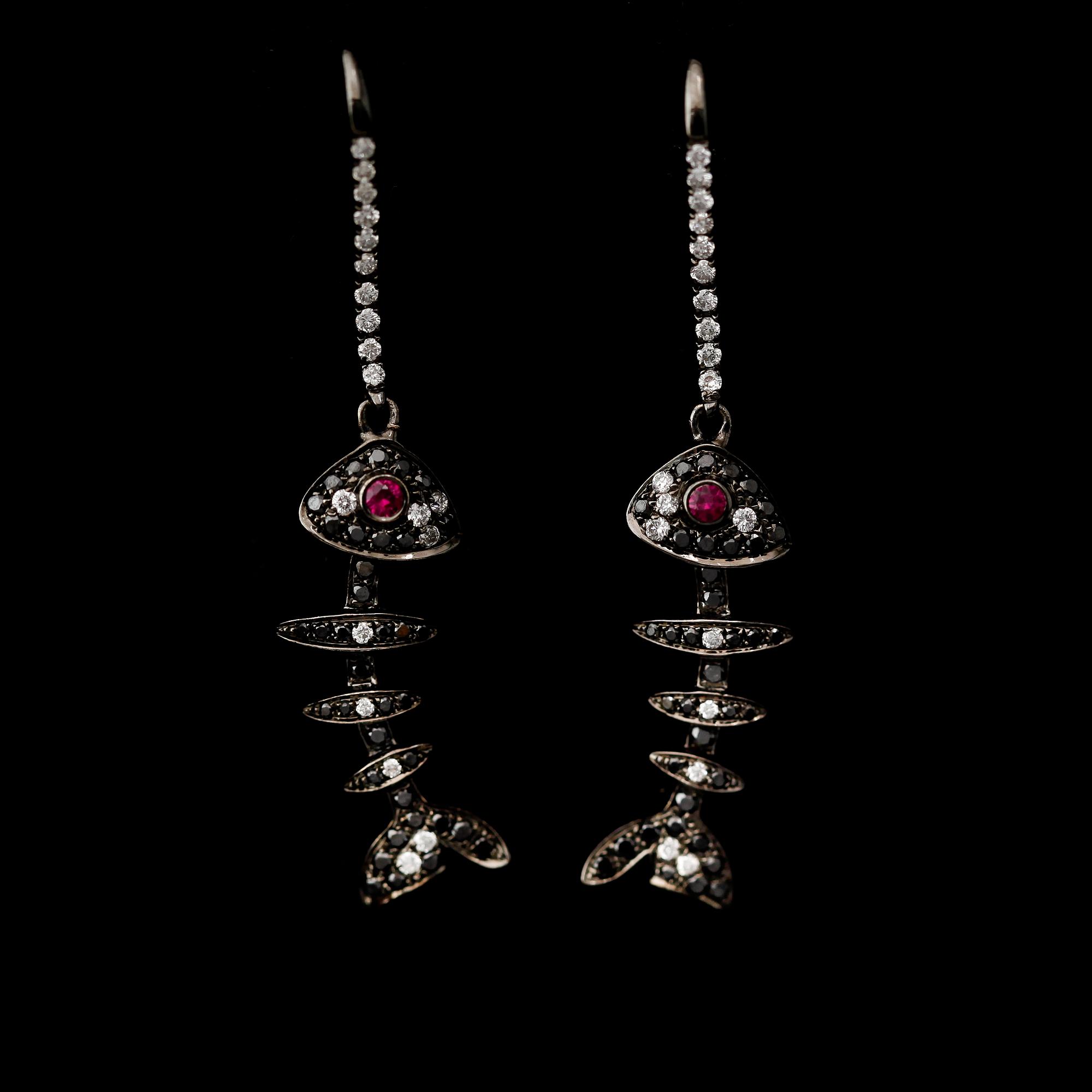 ÖRHÄNGEN, 1 par, 18K mörkrodierat vitguld, rubiner och diamanter.