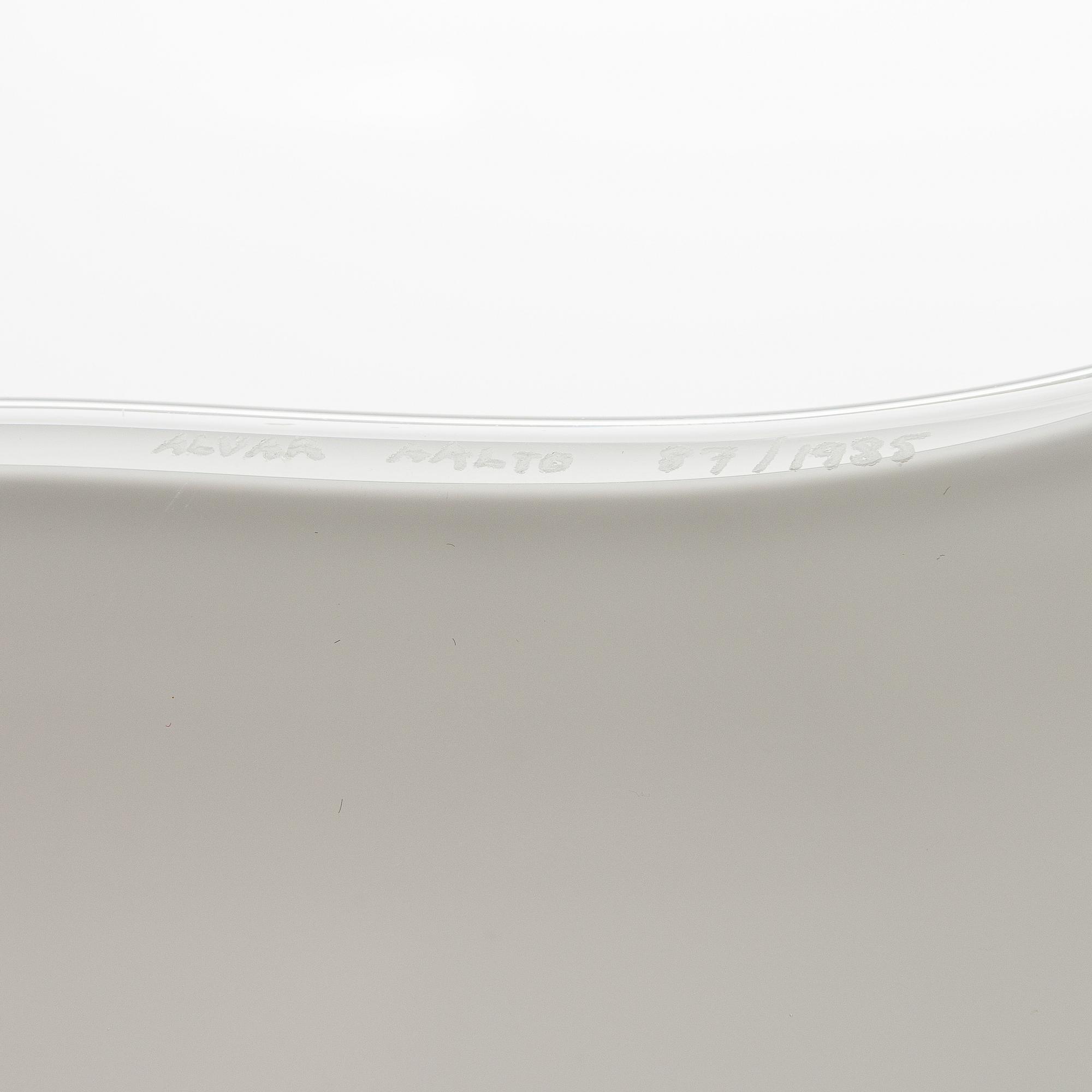 Alvar Aalto, A '3028' dish signed Alvar Aalto Iittala, 87/1985.