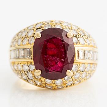 Ring in 18K gold with a faceted ruby and round brilliant- and baguette-cut diamonds.