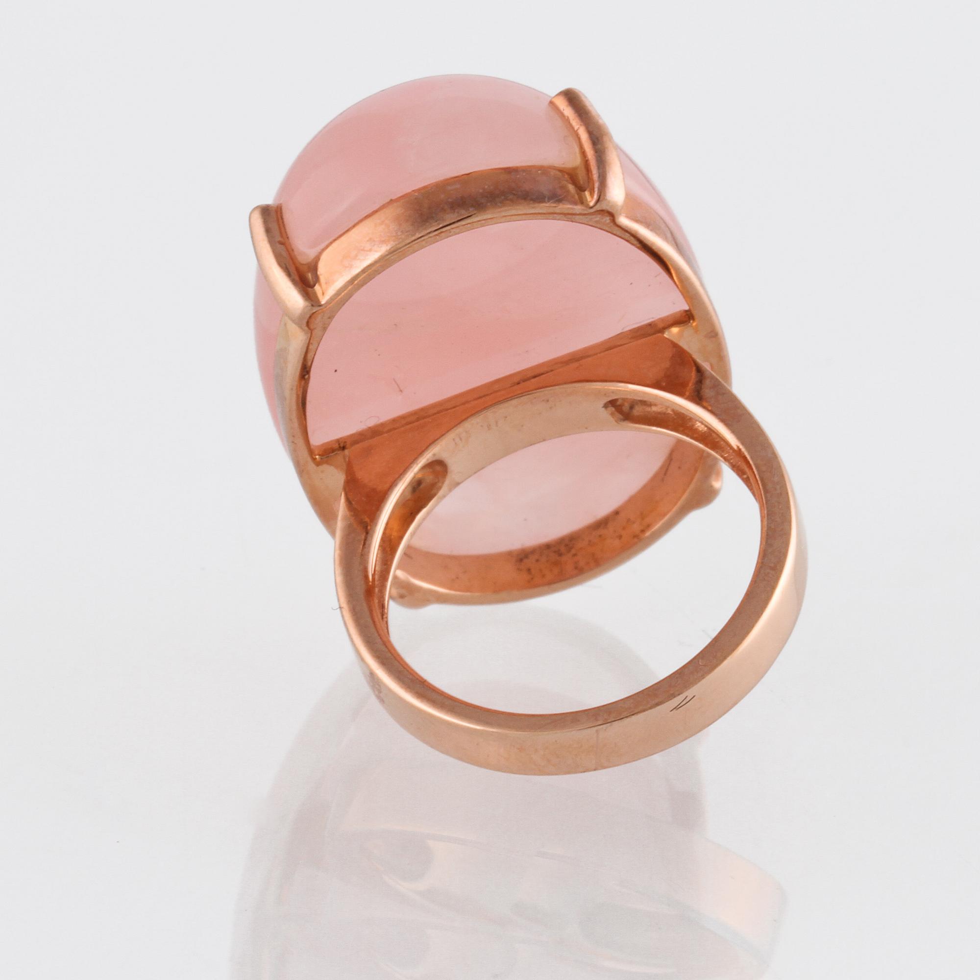 RING, 18K roséguld troligtvis med cabochonslipad rosa kvarts.  Vikt 12,6 gram.