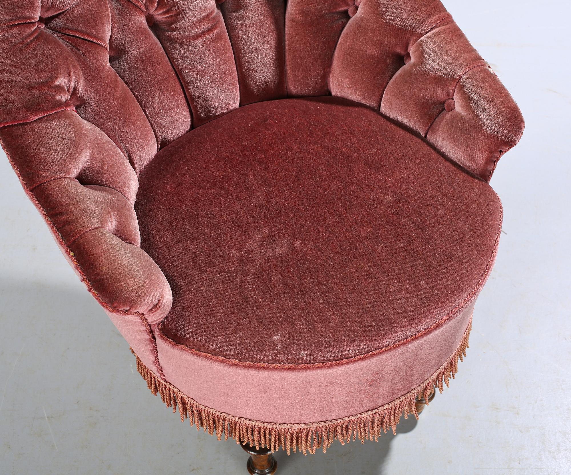 FÅTÖLJER, ett par, s k Emmafåtöljer, 1800-talets andra hälft.