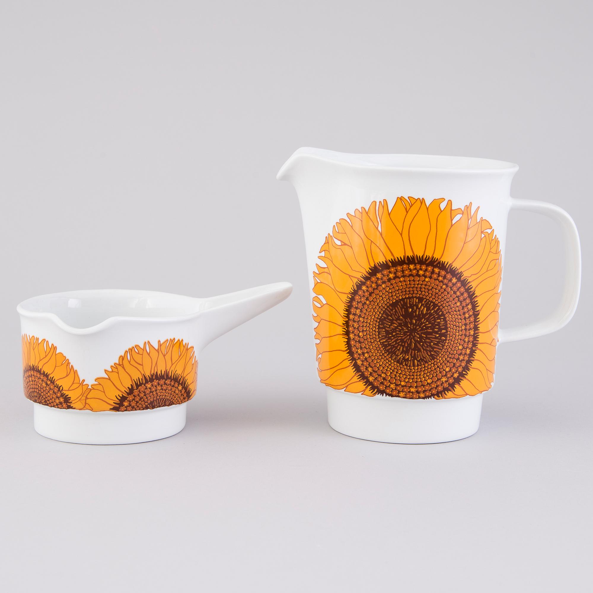 UNNI MARGRETHE JOHNSEN, A 35-pcs set of the 1970s 'Korulen Solsikke' dinnerware for Egersunds Fayancefabrik, Norway.