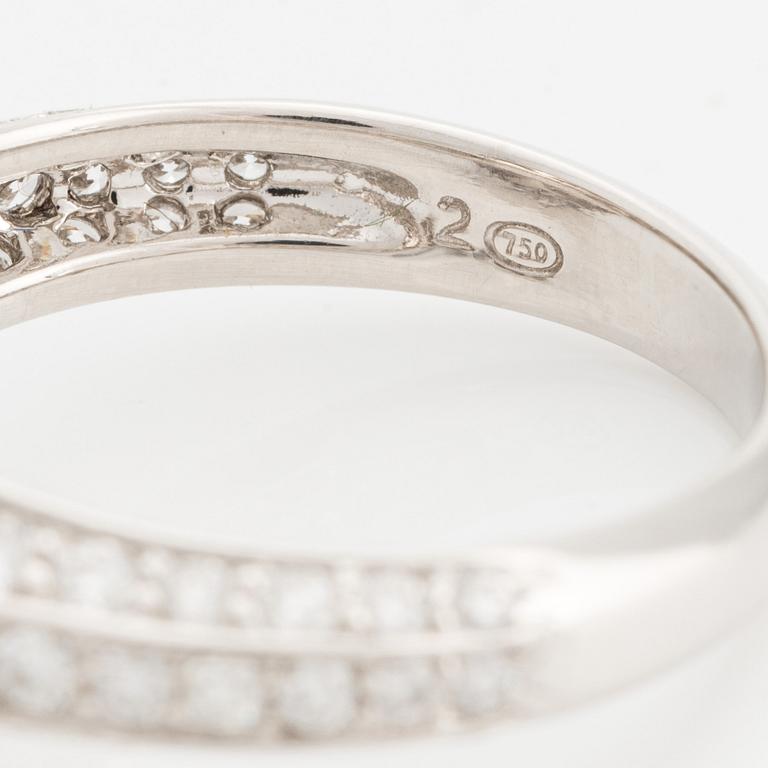 Ring, vitguld med briljantslipade diamanter.