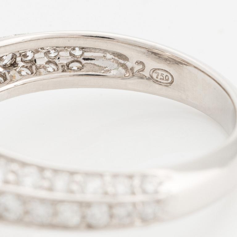 Ring, white gold with brilliant-cut diamonds.