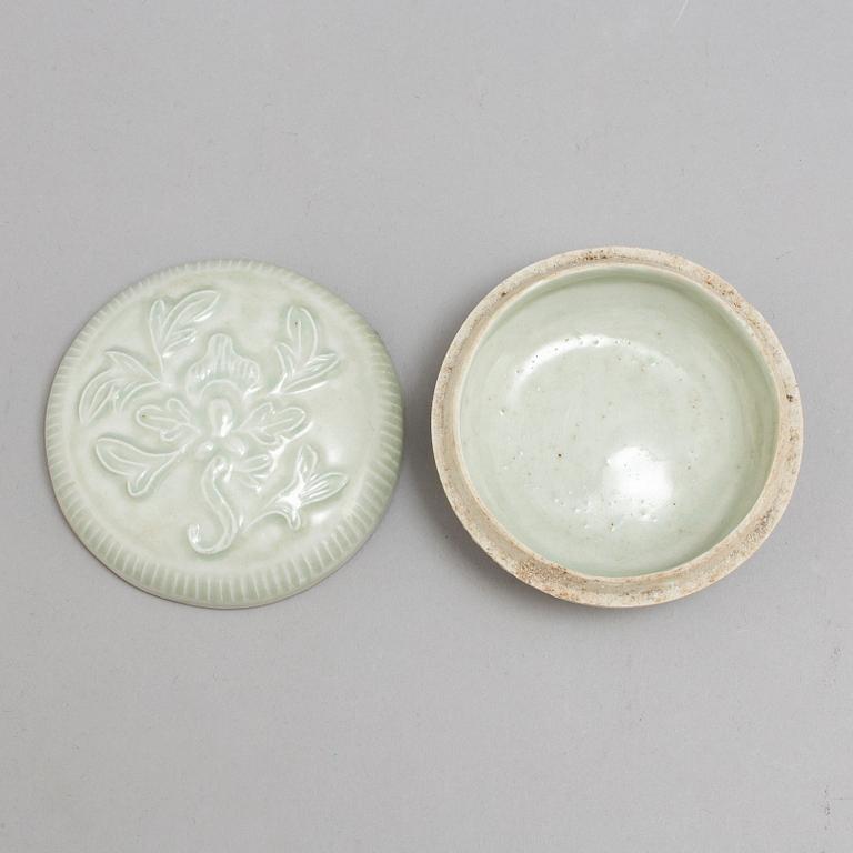 A ceramic glazed box with cover, Ming dynasty (1368-1644).