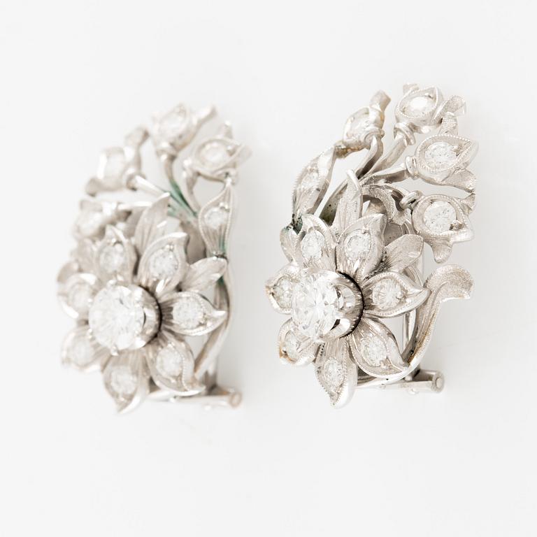 A pair of earrings in 18K gold set with round brilliant-cut diamonds.