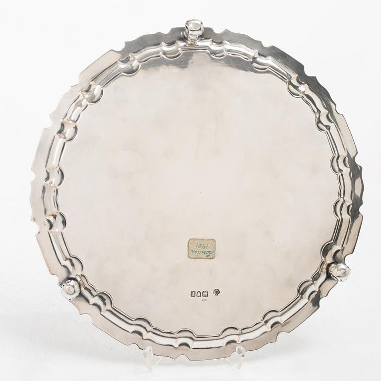 William Hutton & Sons, bricka/salver, silver, rokokostil, London 1901.