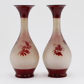 VASER, ett par, glas, omkring år 1900.
