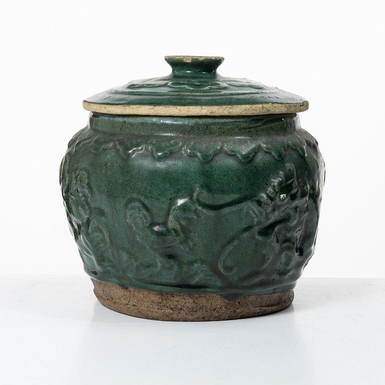 A green glazed jar, Southern China, Qing dynasty, 19th century.