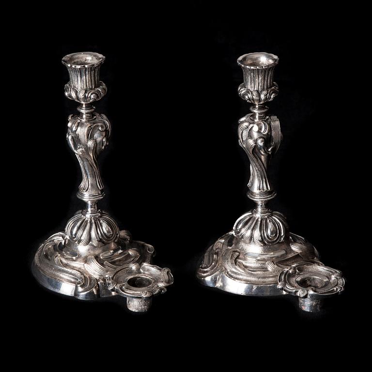 LJUSSTAKAR, ett par, vitmetall, rokokostil, 1800-talets senare hälft.