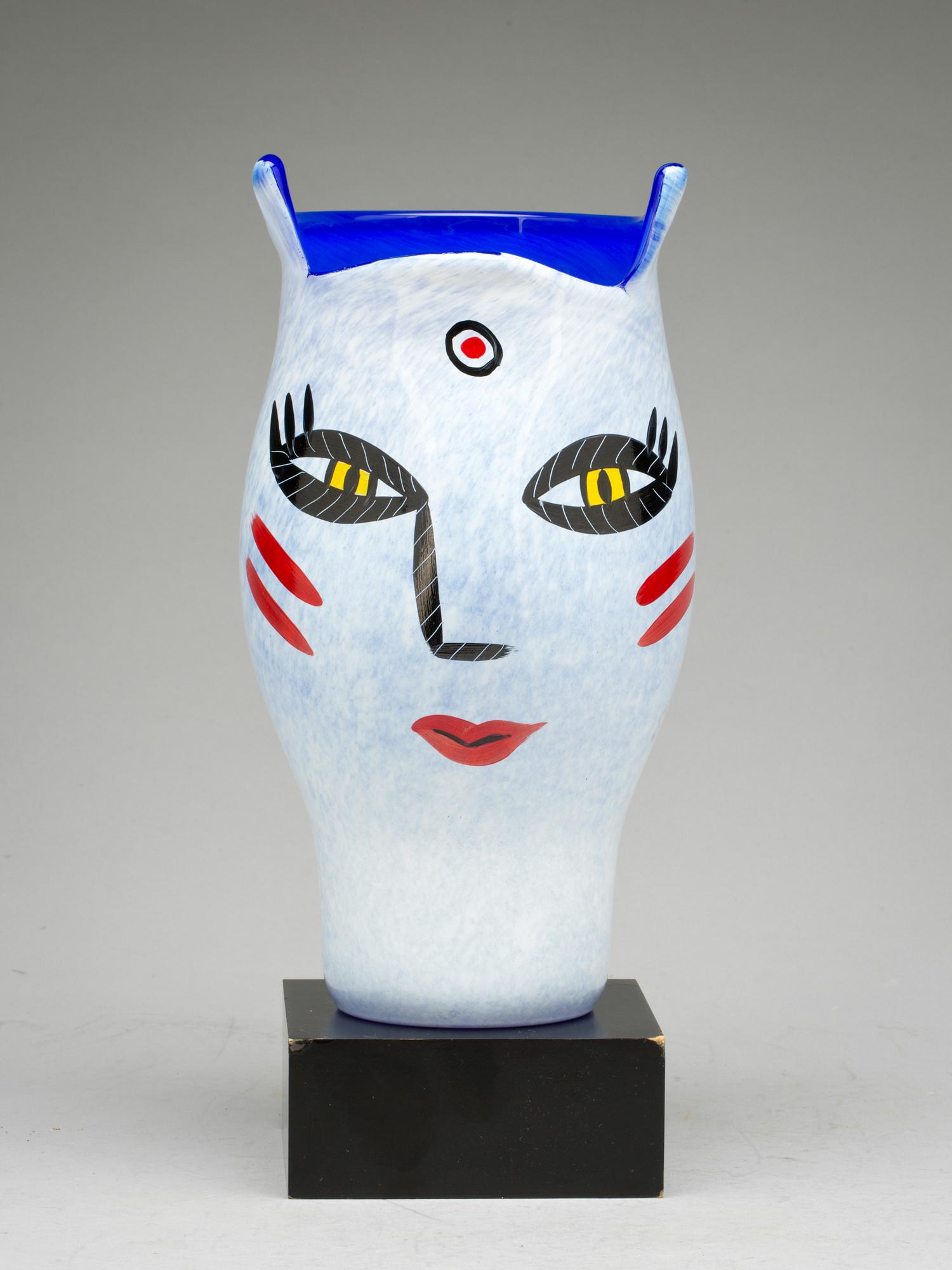 VAS, glas, Ulrica Hydman Vallien, Kosta Boda, signerad, numr 48744.