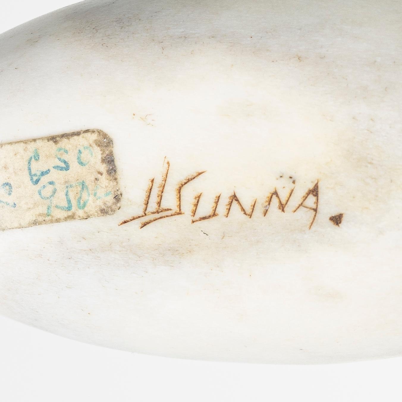 Lars Levi Sunna, box in the shape of a ptarmigan, signed.