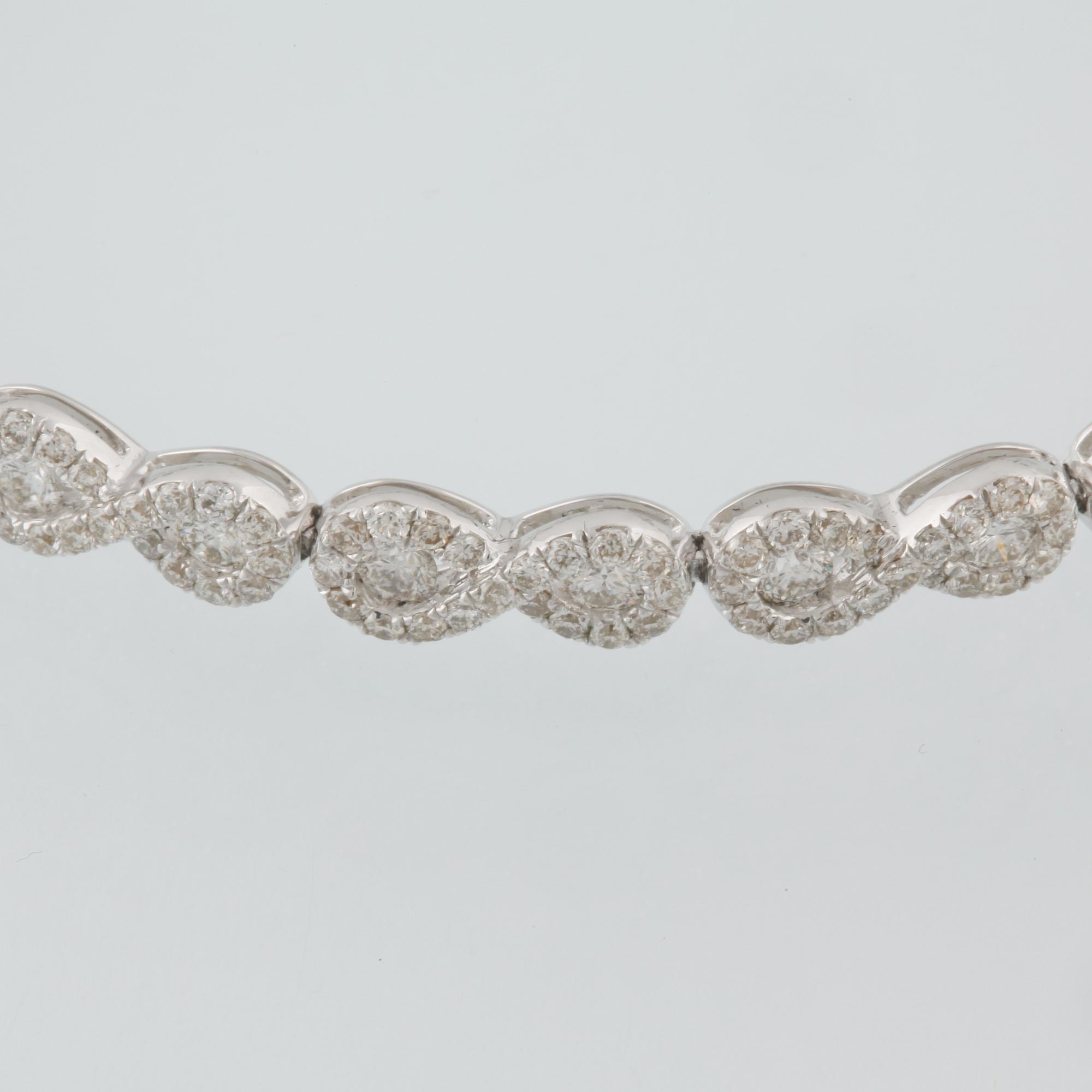 ARMBAND, 18K vitguld med 357 briljantslipade diamanter, 4.14 ct. Vikt 12,2 gram.