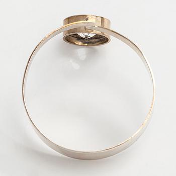 Elis Kauppi, armring, sterlingsilver med fasettslipad bergkristall. Kupittaan Kulta, Åbo.