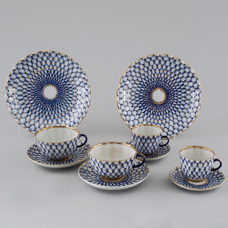 22 pieces of porcelain tableware, model "Cobolt net" from Lomonosov in Sovjet, late 20th century.