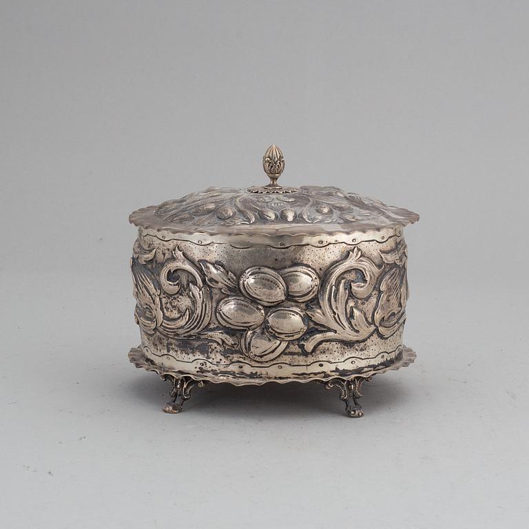 SKRIN MED LOCK, silver, otydliga stämplar, troligen Österrike, 1800-tal.