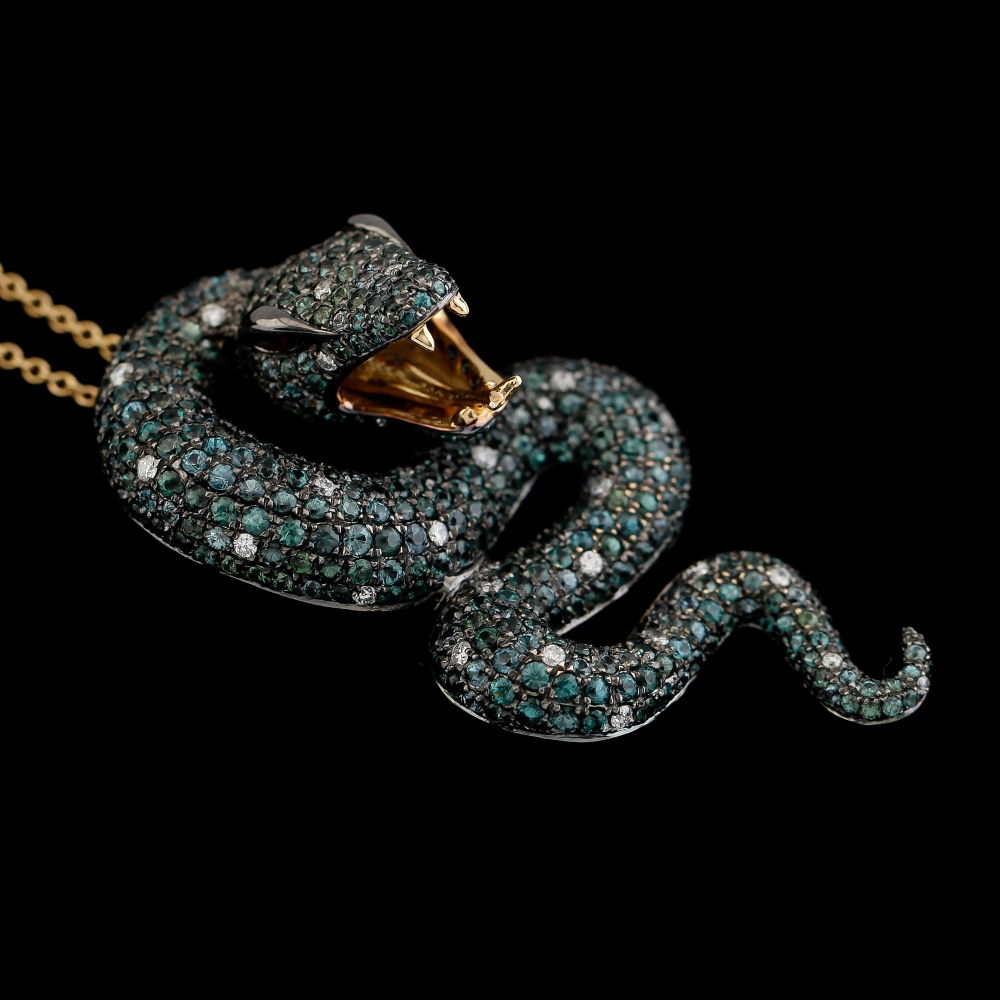 HÄNGE MED KEDJA, 18k guld, orm, gröna tsavoriter tot ca 5.50 ct, rubiner, diamanter tot ca 0.35 ct.
