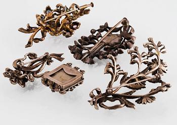 SPÄNNE och BROSCHER, 4 st, silver samt paste, delvis Lindbergs Silversmide, Stockholm, 1951. Vikt 83,1 gram.