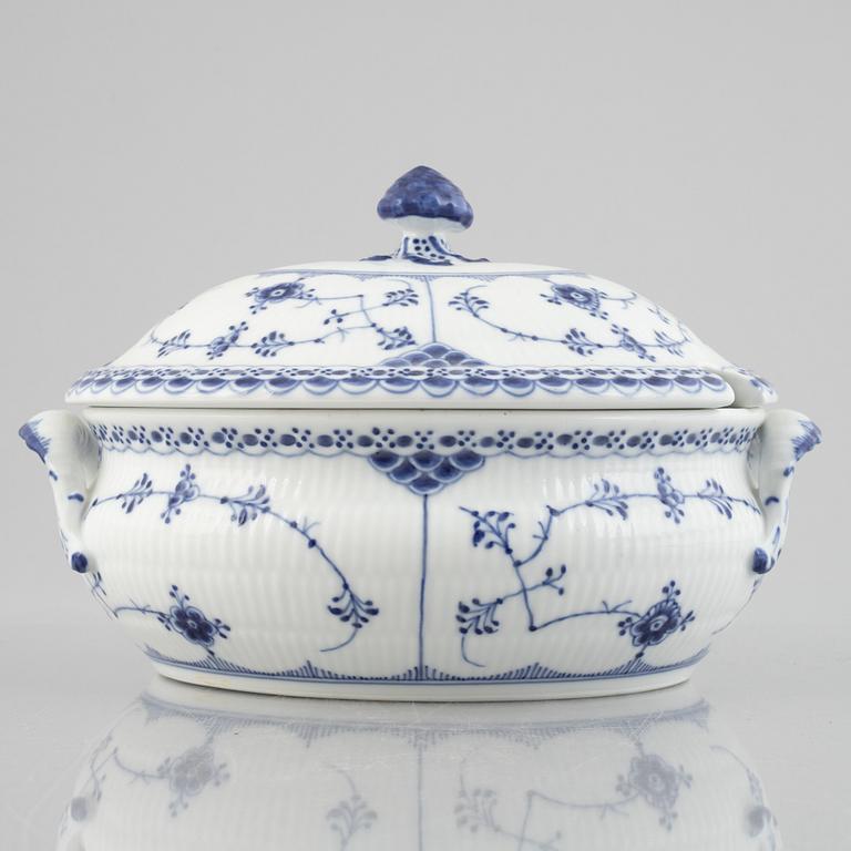 A 'Blue Fluted Half Lace' / 'Musselmalet' porcelain tureen with cover, Royal Copenhagen, model 594, 1898-1923.