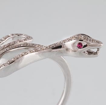 RING, 18K vitguld med briljantslipade diamanter ca 0.29 ct samt 2 rubiner ca 0.02 ct. Vikt 4,6 gram.