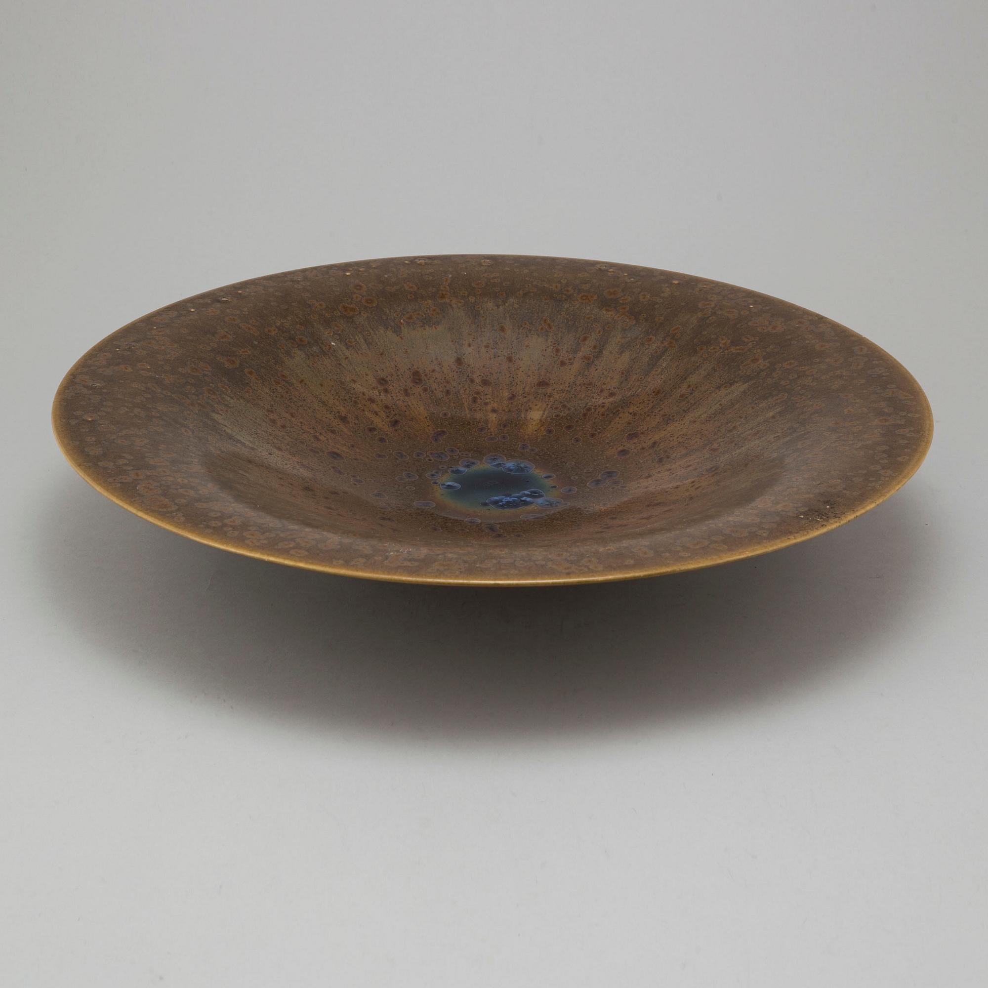 A stoneware dish by Lasse Östman, signed.