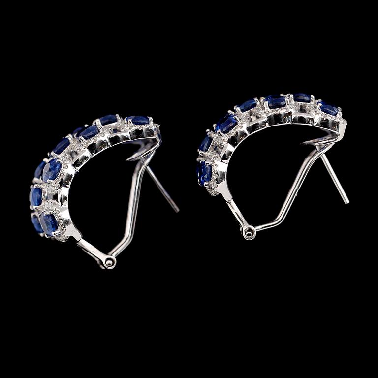 ÖRHÄNGEN, 1 par, 18K vitguld, briljantslipade diamanter tot ca 1.30 ct, kyaniter tot ca 0.83 ct. Vikt ca 12 g.