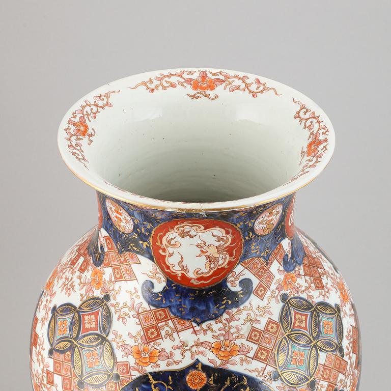 A large imari porcelain vase, Japan, Meiji (1868-1912).