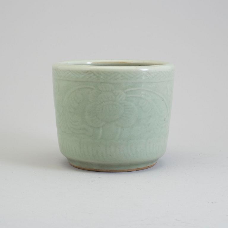 A celadon glazed censer/flower pot, Qing dynasty, 19th Century.