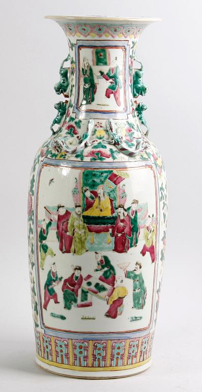 GOLVVAS, porslin, Kina. 1900-talets första hälft.