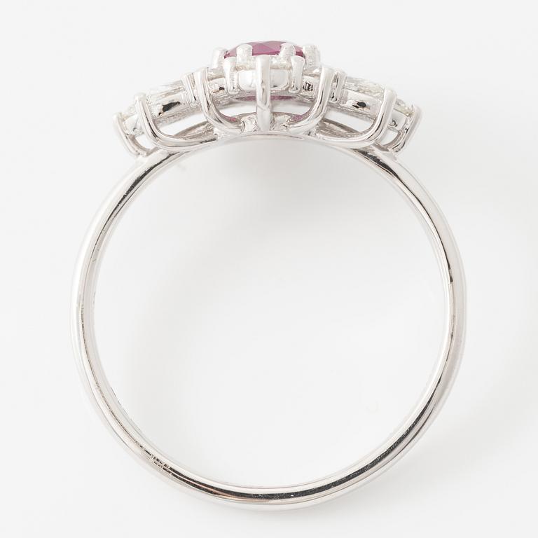 Ring 14K white gold with a ruby and brilliant- and marquise-cut diamonds.