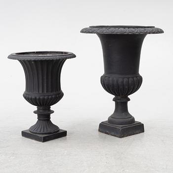 Trädgårdsurnor, 2 st snarlika, 1900-talets andra hälft.