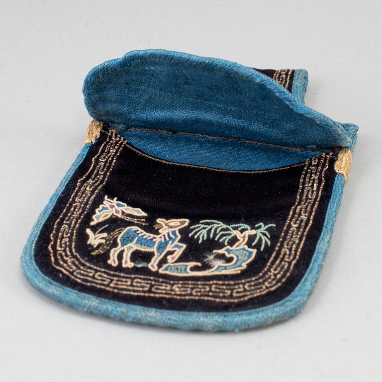 A cotton and silk purse, Qing dynasty.