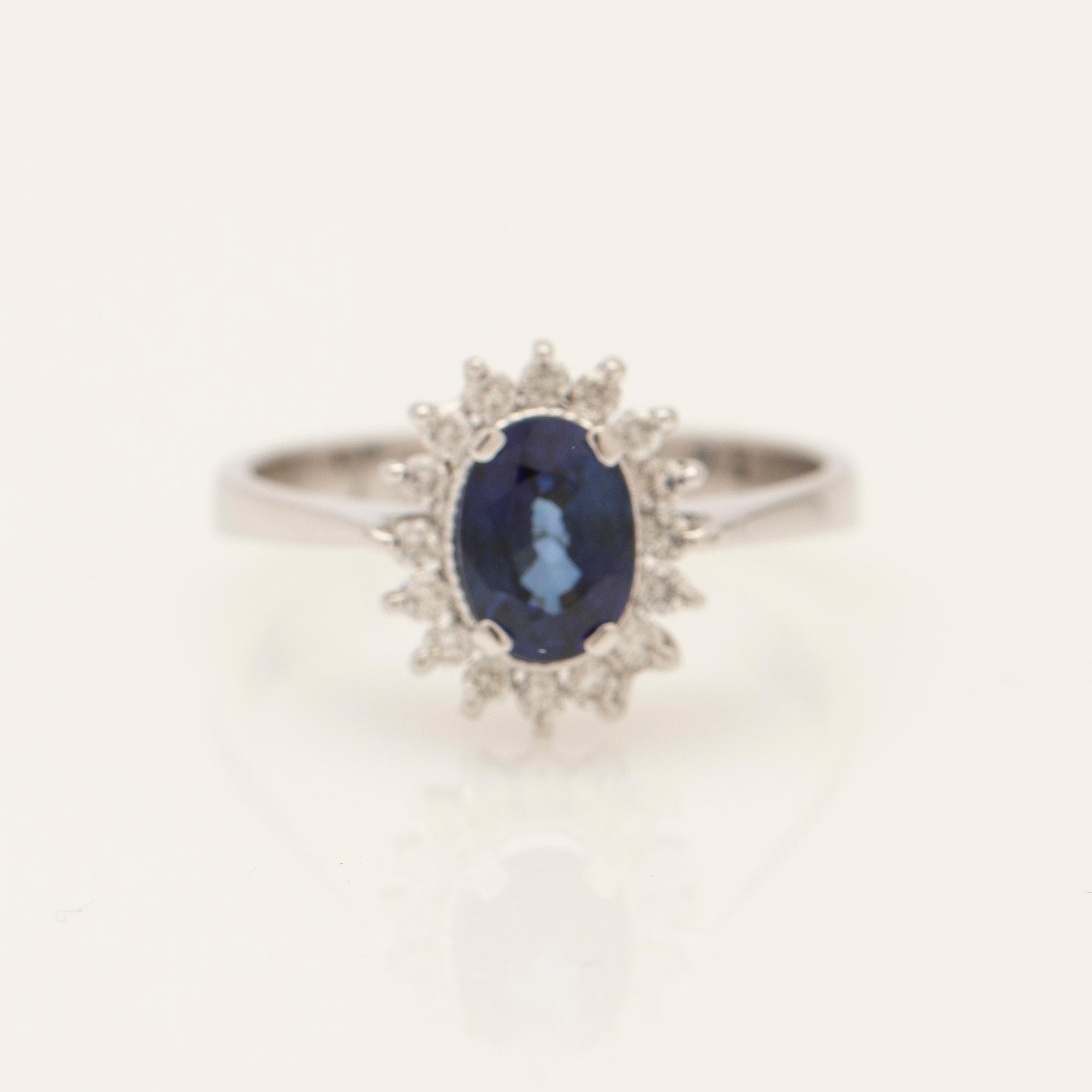 Ring, 18k vitguld med safir och diamanter.