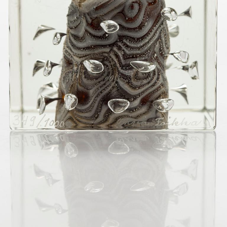 Oiva Toikka, An annual cube, signed Oiva Toikka Nuutajärvi 1979 and numbered 349/1000.