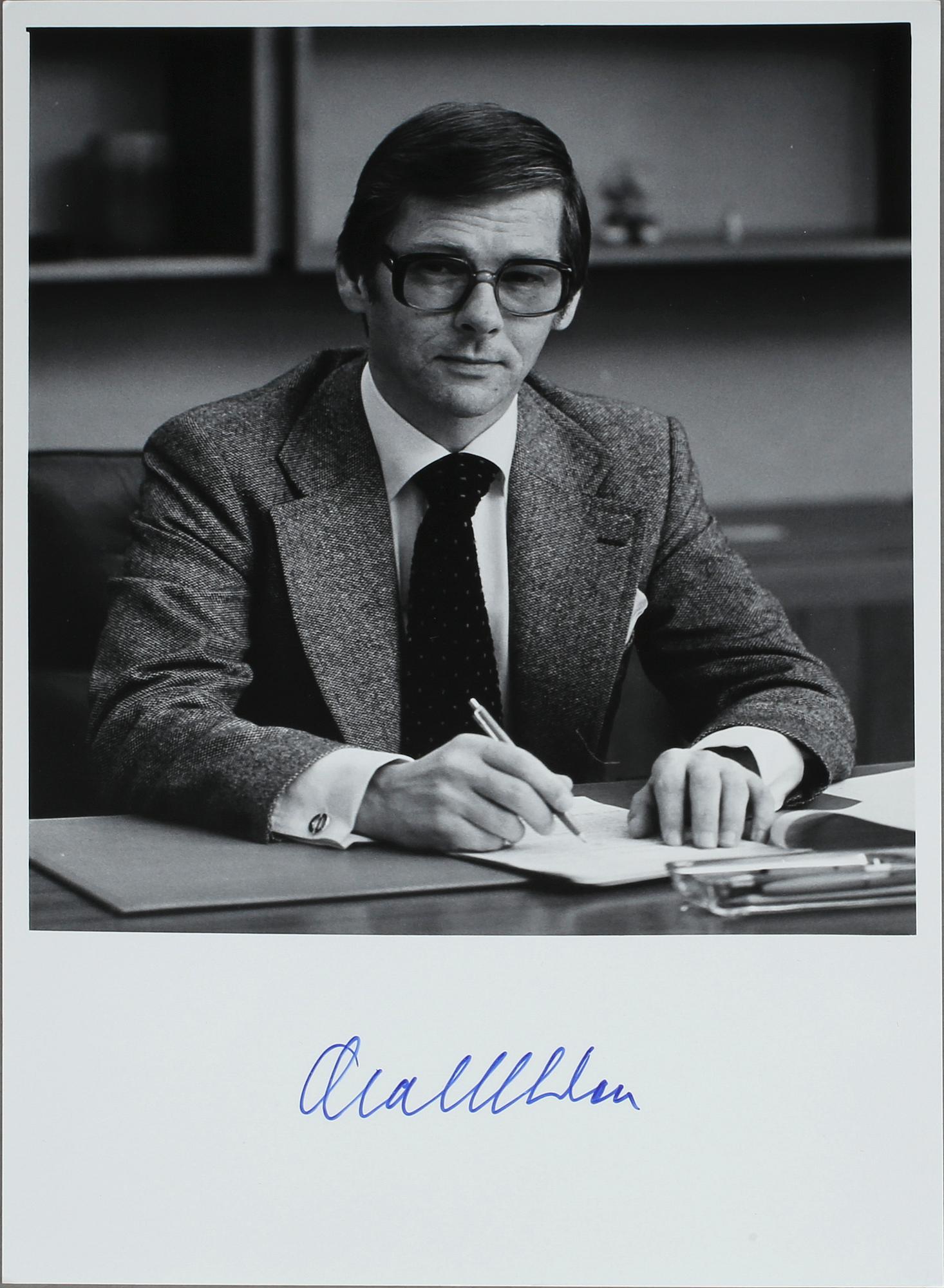 POLITIKERAUTOGRAFER, 35 st, bla Tage och Aina Erlander, Ola Ullsten, Ingvar Carlsson, Fredrik Reinfeldt, Carl Bildt.