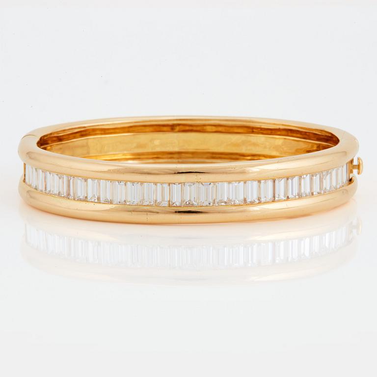 Armring med baguetteslipade diamanter 7.715 ct enligt gravyr.