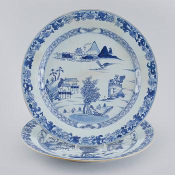 UPPLÄGGNINGSFAT, ett par, porslin, Kina, Qianlong (1736-1795).