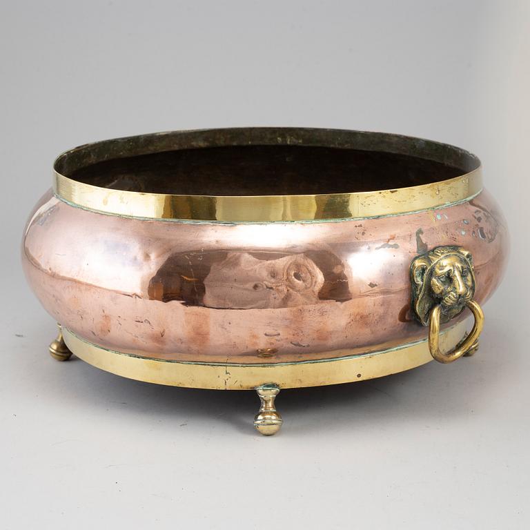 A copper and brass wine cooler, 19th century.