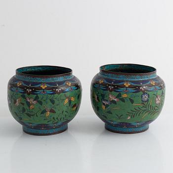 A pair och Chinese cloisoé pots, first part of the 20th century.