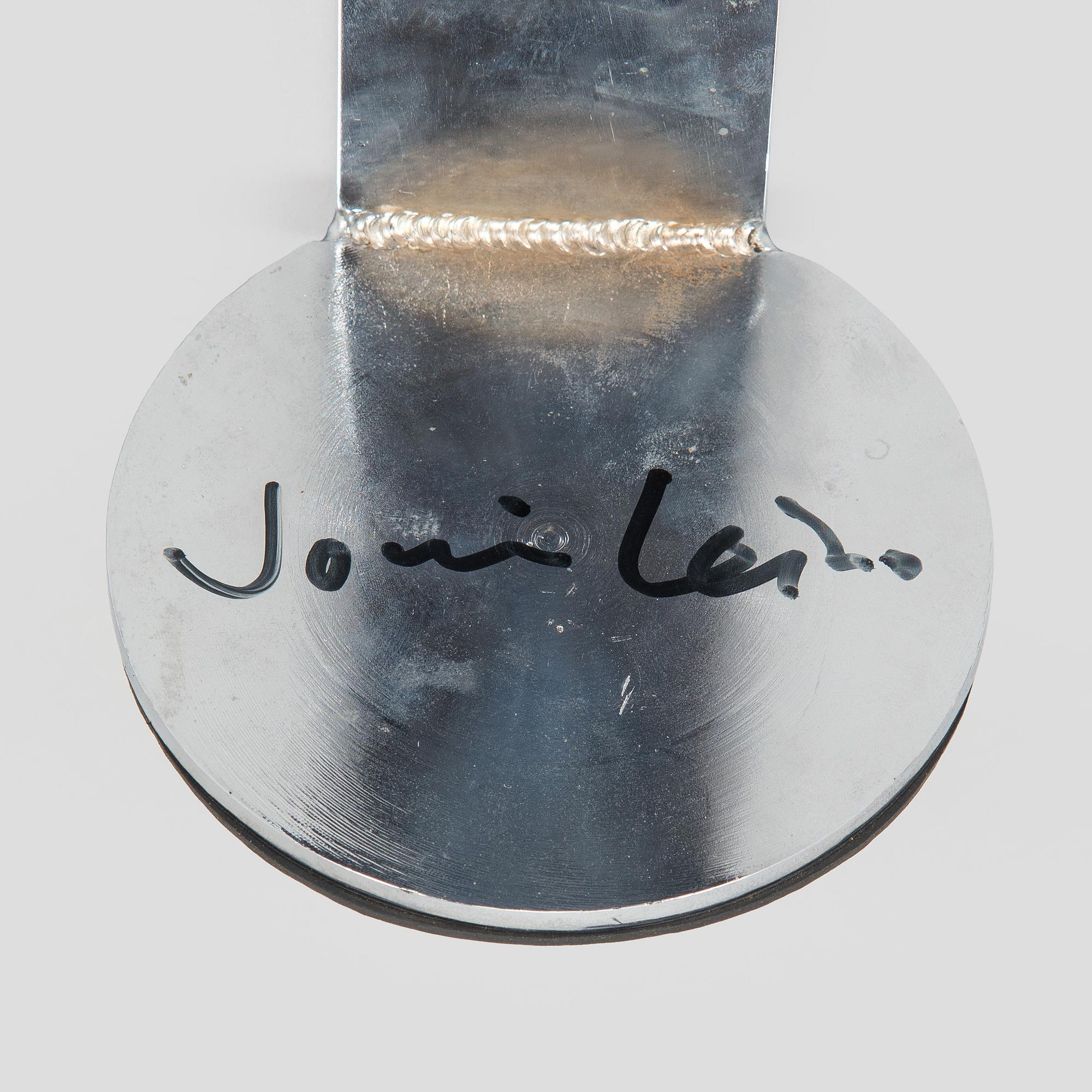 Jouni Leino, Tarjotinpöydän jalusta ,"Grip" Jouni Leino Design Studio 2009.