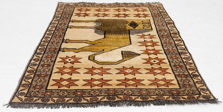 A rug, possibly Shiraz, c. 192 x 104 cm.