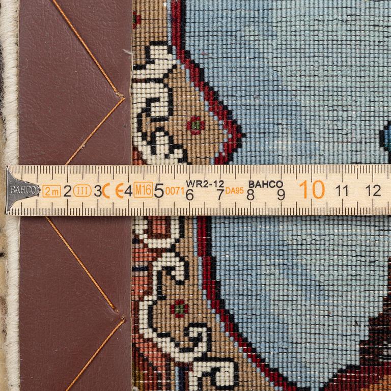 A Tabriz carpet, c. 199 x 151 cm.