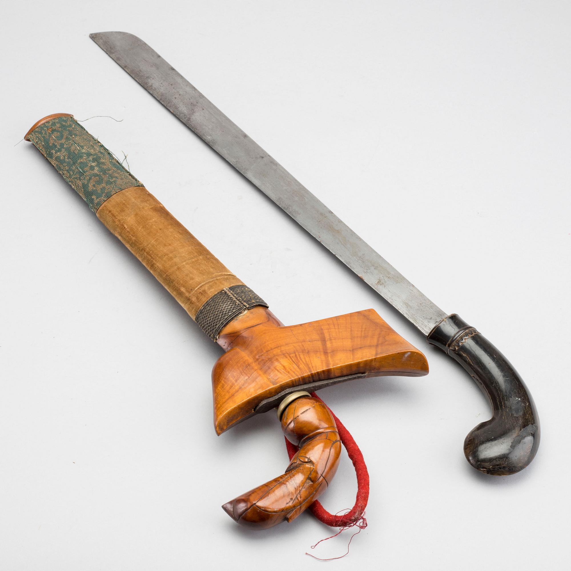AN INDONESIAN BUGINESE KRIS / KERIS DAGGER AND AN INDONESIAN