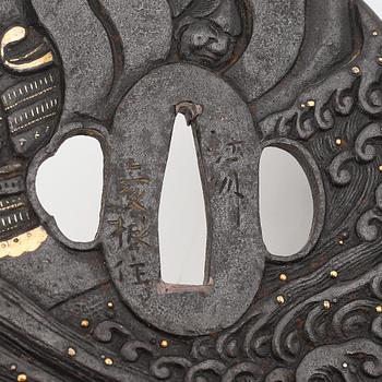 Tsuba, järn, signerad Goshu Hikone Ju, sen Edo.