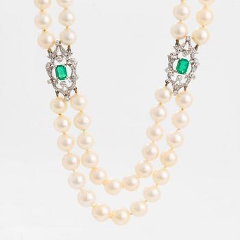 Tvåradig collier odlade pärlor lås 18K vitguld med en fasettslipad smaragd.