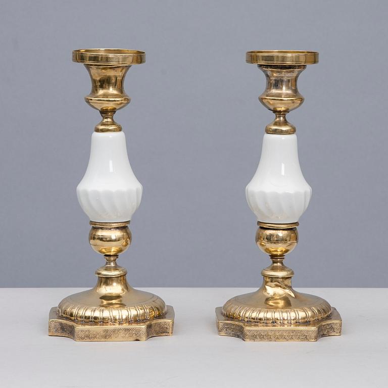 LJUSSTAKAR, ett par, argent haché samt porslin, Ryssland 1800-första hälft.