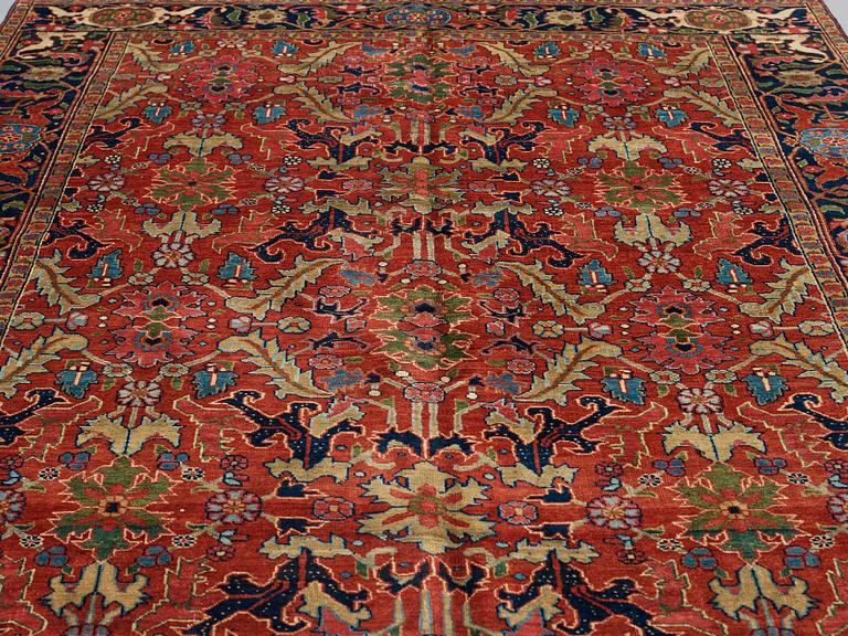 A CARPET, a semi-antique Heriz, ca 322-327 x 226,5 cm.