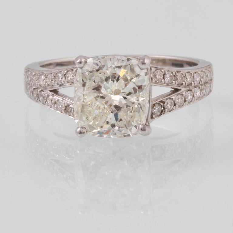 RING, 18K vitguld med radiantslipad diamant ca 3.22 ct samt briljantslipade diamanter ca 0.31 ct. Vikt 4,8 gram.