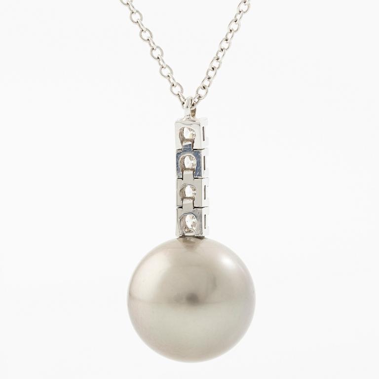 Necklace 18K white gold with cultured Tahitian pearl and brilliant-cut diamonds.